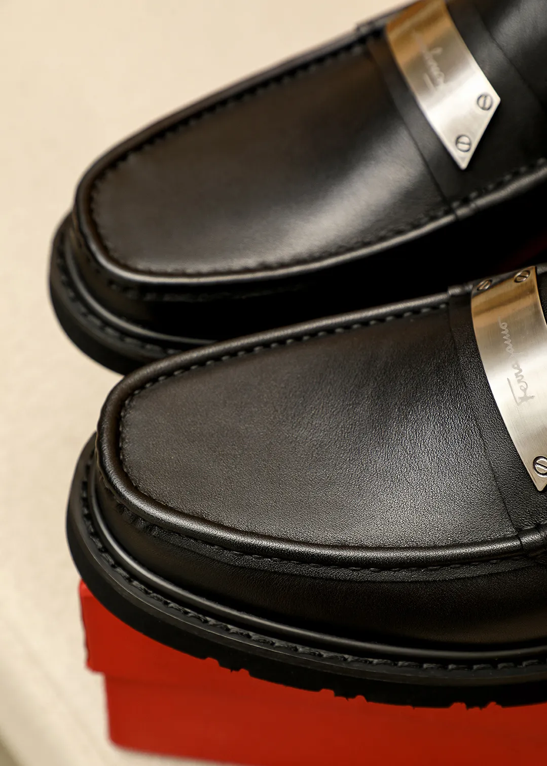Men's shoes 💰520 💐 Product trademark: Ferragamo "Ferragamo" casual leather shoes Regular size: 38-44 (45.46🉑️customized) Product materials: Selected imported first-layer calfskin upper + original hardware buckle, imported water-dyed cow leather lining. Strong three-dimensional visual effect, original outsole color: 1⃣️color optional
